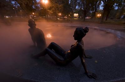 Hajdúszoboszló esti fényei és szobrai.-stock-foto