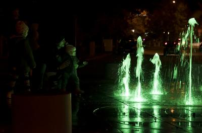 Hajdúszoboszló esti fényei és szobrai.-stock-foto