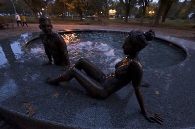 Hajdúszoboszló esti fényei és szobrai.-stock-foto