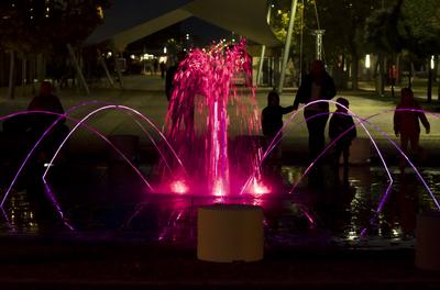 Hajdúszoboszló esti fényei és szobrai.-stock-foto