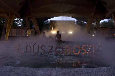 Hajdúszoboszló esti fényei és szobrai.-stock-foto