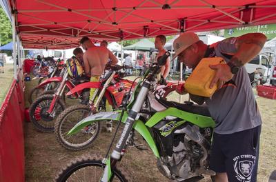 ELITE MOTOCROSS MAGYAR BAJNOKSÁG III. FORDULÓ Tápióbicskén-stock-foto