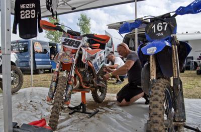 ELITE MOTOCROSS MAGYAR BAJNOKSÁG III. FORDULÓ Tápióbicskén-stock-foto