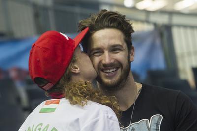 Hosszú Katinka (b) és Shane Tusup edző-férje a Hosszú Katinka netanyai rövidpályás úszó Európa-bajnokságon.-stock-foto