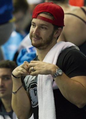 Shane Tusup a női 100 méteres hátúszás eredményhírdetése közben netanyai rövidpályás úszó Európa-bajnokságon  2015. december 3-án.-stock-foto