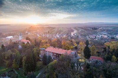 Benyovszky castle with autumn colors-stock-foto