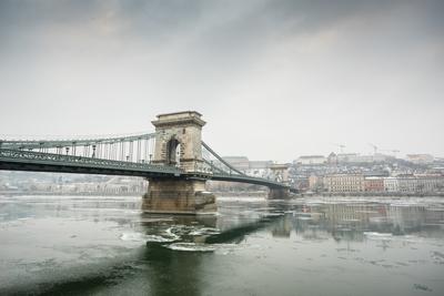 Ice flowing on river Danube in Budapest, Hungary-stock-foto
