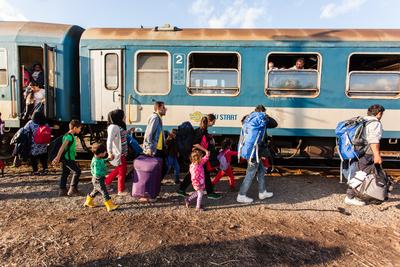 GYEKENYES- OCTOBER 5 : War refugees at the Gyekenyes Zakany Railway Station on 5 October 2015 in Gyekenyes, Hungary. Refugees are arriving constantly to Hungary on the way to Germany.-stock-foto