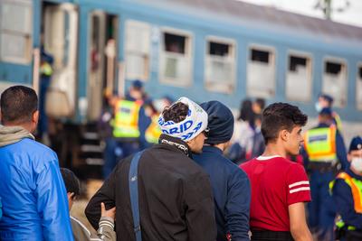 GYEKENYES- OCTOBER 5 : War refugees at the Gyekenyes Zakany Railway Station on 5 October 2015 in Gyekenyes, Hungary. Refugees are arriving constantly to Hungary on the way to Germany.-stock-foto