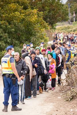 GYEKENYES- OCTOBER 6 : War refugees at the Gyekenyes Zakany Railway Station on 6 October 2015 in Gyekenyes, Hungary. Refugees are arriving constantly to Hungary on the way to Germany.-stock-foto