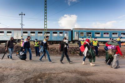 GYEKENYES- OCTOBER 5 : War refugees at the Gyekenyes Zakany Railway Station on 5 October 2015 in Gyekenyes, Hungary. Refugees are arriving constantly to Hungary on the way to Germany.-stock-foto