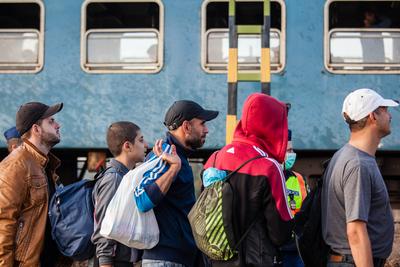 GYEKENYES- OCTOBER 5 : War refugees at the Gyekenyes Zakany Railway Station on 5 October 2015 in Gyekenyes, Hungary. Refugees are arriving constantly to Hungary on the way to Germany.-stock-foto