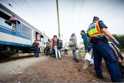 GYEKENYES- OCTOBER 6 : War refugees at the Gyekenyes Zakany Railway Station on 6 October 2015 in Gyekenyes, Hungary. Refugees are arriving constantly to Hungary on the way to Germany.-stock-foto