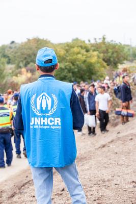 GYEKENYES- OCTOBER 6 : War refugees at the Gyekenyes Zakany Railway Station on 6 October 2015 in Gyekenyes, Hungary. Refugees are arriving constantly to Hungary on the way to Germany.-stock-foto