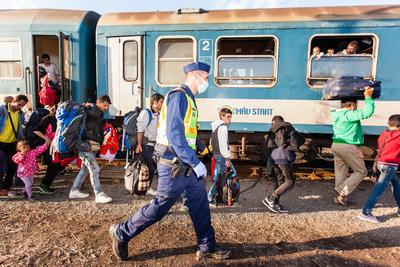 GYEKENYES- OCTOBER 5 : War refugees at the Gyekenyes Zakany Railway Station on 5 October 2015 in Gyekenyes, Hungary. Refugees are arriving constantly to Hungary on the way to Germany.-stock-foto
