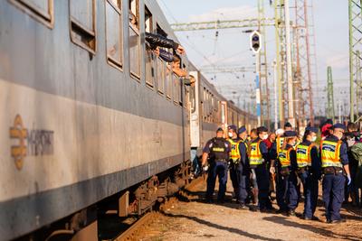 GYEKENYES- OCTOBER 5 : War refugees at the Gyekenyes Zakany Railway Station on 5 October 2015 in Gyekenyes, Hungary. Refugees are arriving constantly to Hungary on the way to Germany.-stock-foto