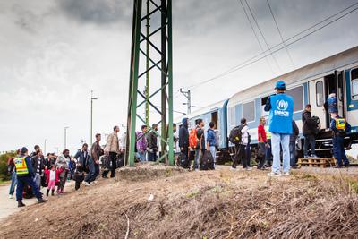 GYEKENYES- OCTOBER 6 : War refugees at the Gyekenyes Zakany Railway Station on 6 October 2015 in Gyekenyes, Hungary. Refugees are arriving constantly to Hungary on the way to Germany.-stock-foto