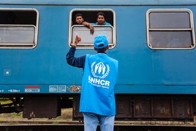 GYEKENYES- OCTOBER 6 : War refugees at the Gyekenyes Zakany Railway Station on 6 October 2015 in Gyekenyes, Hungary. Refugees are arriving constantly to Hungary on the way to Germany.-stock-foto