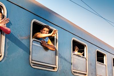 GYEKENYES- OCTOBER 5 : War refugees at the Gyekenyes Zakany Railway Station on 5 October 2015 in Gyekenyes, Hungary. Refugees are arriving constantly to Hungary on the way to Germany.-stock-foto
