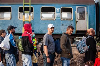 GYEKENYES- OCTOBER 5 : War refugees at the Gyekenyes Zakany Railway Station on 5 October 2015 in Gyekenyes, Hungary. Refugees are arriving constantly to Hungary on the way to Germany.-stock-foto