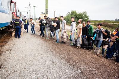 GYEKENYES- OCTOBER 6 : War refugees at the Gyekenyes Zakany Railway Station on 6 October 2015 in Gyekenyes, Hungary. Refugees are arriving constantly to Hungary on the way to Germany.-stock-foto