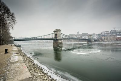Ice flowing on river Danube in Budapest, Hungary-stock-foto