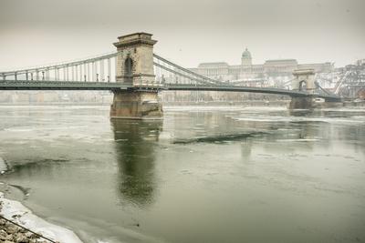 Ice flowing on river Danube in Budapest, Hungary-stock-foto