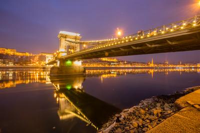 Ice flowing on river Danube in Budapest, Hungary at night-stock-foto