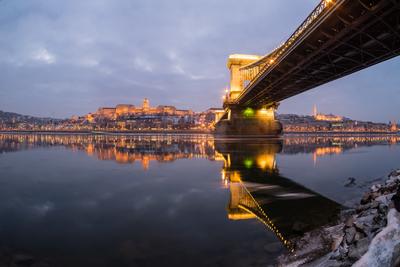 Ice flowing on river Danube in Budapest, Hungary at night-stock-foto