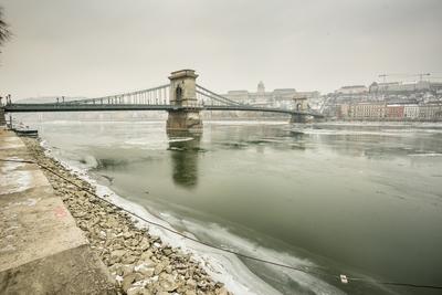 Ice flowing on river Danube in Budapest, Hungary-stock-foto