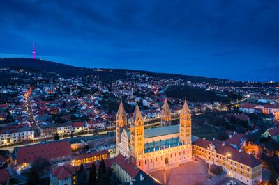 Pécs, a Székesegyház madártávlatból-stock-photo