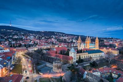 Pécs, a Székesegyház madártávlatból-stock-photo