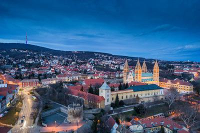 Pécs, a Székesegyház madártávlatból-stock-photo