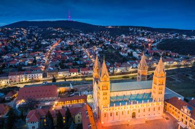Pécs, a Székesegyház madártávlatból-stock-foto