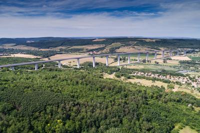 A Kőröshegyi völgyhíd madártávlatból-stock-photo