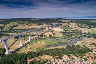 A Kőröshegyi völgyhíd madártávlatból-stock-foto