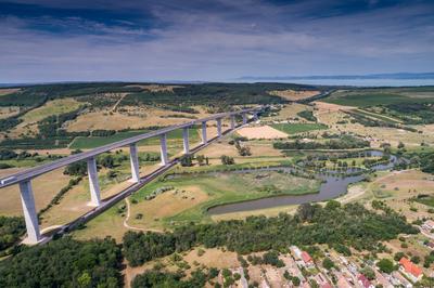 A Kőröshegyi völgyhíd madártávlatból-stock-photo