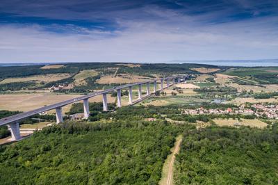 A Kőröshegyi völgyhíd madártávlatból-stock-foto
