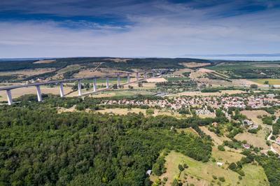 A Kőröshegyi völgyhíd madártávlatból-stock-photo