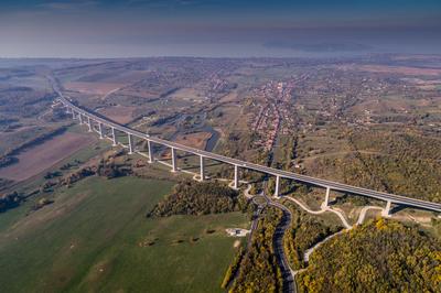 A Kőröshegyi völgyhíd madártávlatból-stock-photo