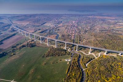 A Kőröshegyi völgyhíd madártávlatból-stock-foto