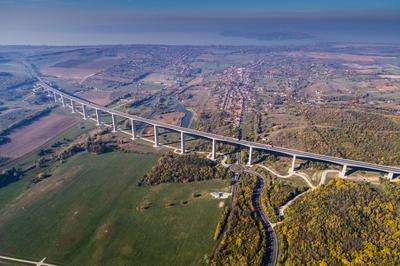 A Kőröshegyi völgyhíd madártávlatból-stock-photo