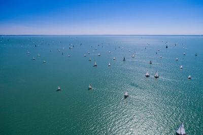 Vitorlások a Balatonon-stock-foto