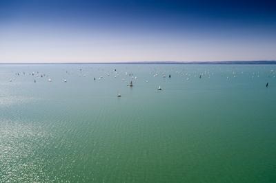 Vitorlások a Balatonon-stock-foto