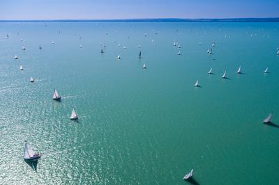 Vitorlások a Balatonon-stock-foto
