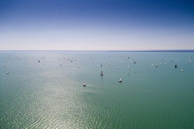 Vitorlások a Balatonon-stock-foto