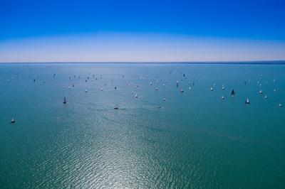 Vitorlások a Balatonon-stock-foto