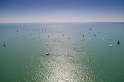 Vitorlások a Balatonon-stock-foto