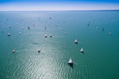 Vitorlások a Balatonon-stock-foto