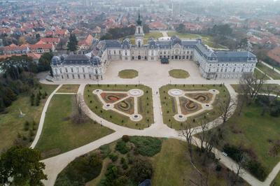 Aerial phooto of Festetics Castle in Keszthely, Hungary.A kastély és környéke madártávlatból. A Festetics-kastély Keszthely kiemelkedő jelentőségű műemléke. Építése még a 18. század közepén kezdődött el, ám csak az 1880-as években, nagyszabású átépítés és bővítés után nyerte el végleges formáját.-stock-foto